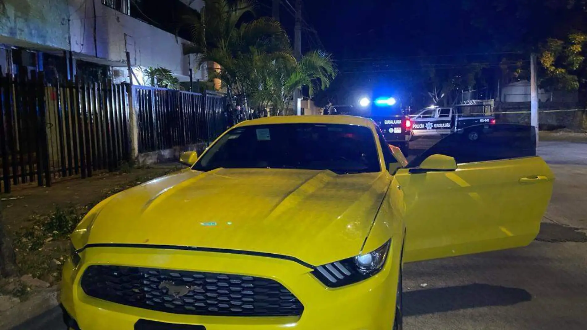 Mustang en color amarillo robado